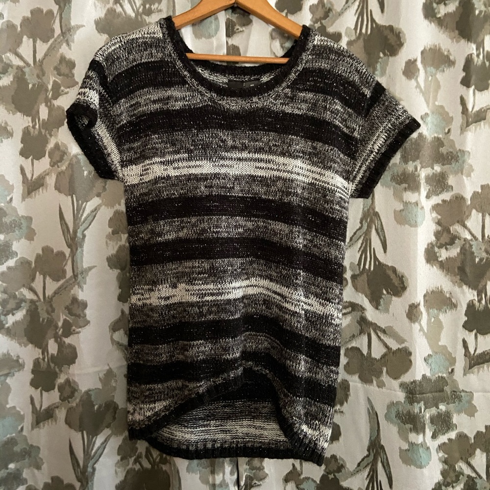 Short sleeved sweater